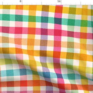 Könnte beinhalten: Ein farbenfroher Gingham-Stoff mit weißem Hintergrund und abwechselnden Streifen in Gelb, Orange, Rot, Rosa, Lila, Blau, Grün und Braun.