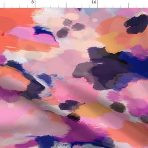 以下が含まれることがあります： 抽象的なアート生地で、絵画的なデザインです。生地は、ピンク、オレンジ、紫、青、黄色の色合いの筆致が特徴です。デザインは、ソフトで大胆な色の組み合わせで、活気があり芸術的な外観を作り出しています。