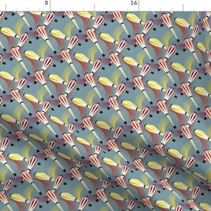 Puede incluir: Un patrón repetido de mazas de malabares rojas, amarillas y blancas sobre un fondo azul. Las mazas están dispuestas en diagonal.