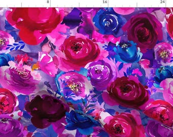 Op de afbeelding: Een aquarel bloemenprintstof met een herhalend patroon van roze, paarse en blauwe bloemen. De bloemen zijn geschilderd in een losse, abstracte stijl, en de achtergrond is lichtgrijs.