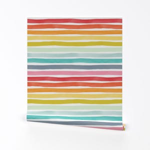 Carta da parati a strisce arcobaleno - Strisce acquerello M+M Rainbow di Friztin - Rotolo di carta da parati autoadesiva rimovibile stampata personalizzata di Spoonflower