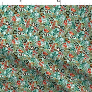Puede incluir: Una tela azul verdosa con un patrón repetitivo de motivos tropicales. El patrón incluye palmeras, flores, piñas y otros elementos tropicales en tonos de rojo, verde, amarillo y marrón.