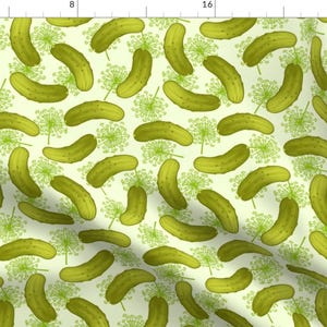 Peut inclure: Un motif sans couture représentant des illustrations de cornichons au dill vert sur un fond jaune clair. Les cornichons sont disposés en un motif répétitif, certains se chevauchant.