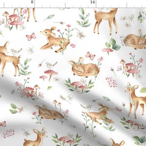 Tissu floral aquarelle « Bébé cerf » – Grand bébé cerf avec fleurs blanches / Cerf des bois / Animaux de la forêt / Tissu pour chambre d&#39;enfant par Bianca Pozzi