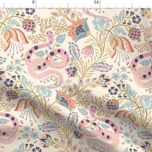 Puede incluir: Un patrón sin costuras que presenta serpientes rosas con lunares negros que se retuercen a través de un diseño floral caprichoso. El fondo es de color crema suave, y las flores son en tonos de rosa, azul y dorado.