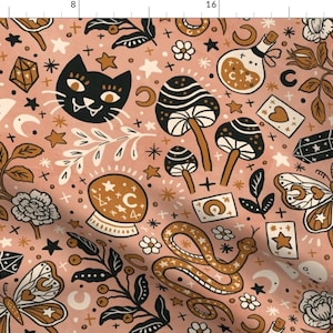 Puede incluir: Una tela rosa con un patrón repetido de gatos negros, hongos, estrellas, lunas, cristales, mariposas, serpientes y flores. El patrón es de estilo vintage con un toque caprichoso.