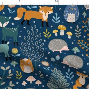 Könnte beinhalten: Ein skurriles Stoffdesign mit Waldmotiven mit Hirschen, Füchsen, Eulen und Igeln. Das Muster umfasst Pilze, Blätter und Schneeflocken auf einem dunkelblauen Hintergrund. Die Tiere sind in den Farbtönen Türkis, Orange und Grau gehalten.
