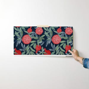 Avtagbar tapet med granatäpplemotiv - Sommarbotaniska granatäpplen - Väggkonst Väggdekor - Granatäpplen på marinblått av lavish_season bild 9