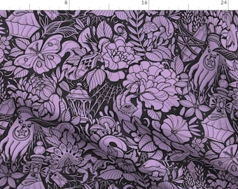 Puede incluir: Un patrón sin costuras morado y negro que presenta una variedad de imágenes místicas y ocultas, incluyendo flores, mariposas, manos, ojos y una linterna. El patrón es perfecto para telas, papel tapiz u otros proyectos decorativos.
