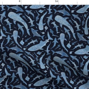 Peut inclure: Un motif sans couture représentant une variété de requins baleines bleus et d'autres silhouettes de poissons sur un fond bleu foncé. Le motif est parfait pour les tissus, les papiers peints ou d'autres projets décoratifs.
