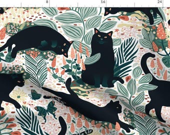 以下が含まれることがあります： 白い背景に、黒い猫、緑の葉、ピンクとオレンジの花が繰り返しパターンで描かれています。猫は様々なポーズをとっており、中には丸まっているもの、歩いているもの、ジャンプしているものがあります。葉は様々な形と大きさで、花は房になっています。