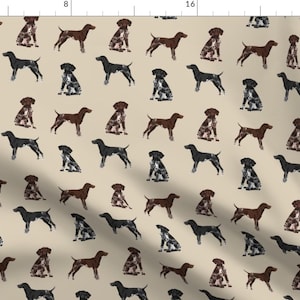 Può includere: Uno schema senza cuciture che presenta un design ripetitivo di cani pointer tedesco a pelo corto marroni e neri in varie pose su uno sfondo beige.