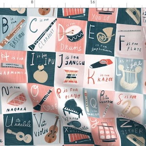 Peut inclure: Un tableau d'alphabet coloré avec des illustrations d'instruments de musique. Chaque lettre est associée à un instrument différent et le nom de l'instrument est écrit en dessous. L'arrière-plan est un motif à carreaux rose et bleu.