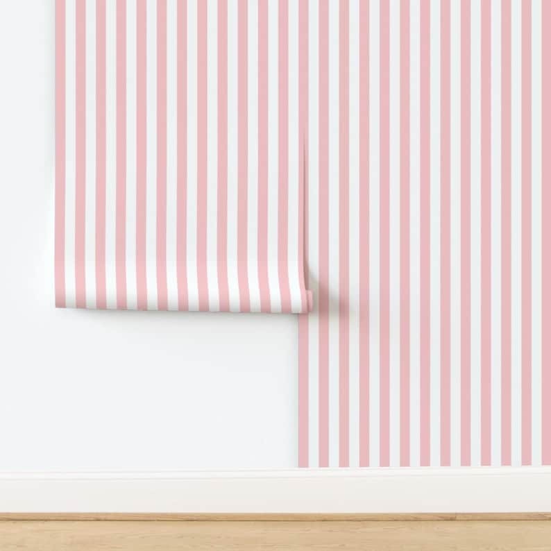 Gestreifte Tapete - Hellrosa Streifen By Thepinkhome - Rosa Individuell bedruckte, entfernbare, selbstklebende Tapetenrolle von Spoonflower Bild 4