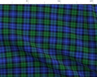Op de afbeelding: Een blauwe, groene en zwarte geruite stof met een subtiel diagonaal patroon. De stof is geweven met een herhalend patroon van vierkanten.