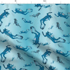 以下が含まれることがあります： 薄い青色の背景に、青い色のスキンダイバーが繰り返しデザインされたシームレスなパターン。ダイバーはスキンダイビングの装備を着用し、さまざまなダイビングポーズをとっています。