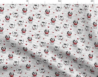 Op de afbeelding: Een zwart-witte hond met een rode bandana met daarop geprinte hartjes. De hond wordt herhaald in een patroon op een witte achtergrond met dunne grijze strepen en rode hartjes.