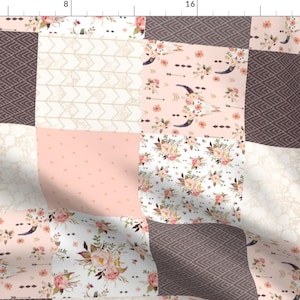 Puede incluir: Un diseño de tela de patchwork con una variedad de patrones, incluyendo flores, geométricos y chevron. La tela es en tonos de rosa, marrón y blanco.