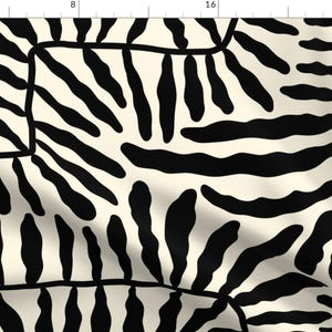 Może przedstawiać: Abstrakcyjny wzór w kolorze czarnym i białym z powtarzającym się wzorem zakrzywionych linii i kształtów. Wzór znajduje się na kremowym tle.