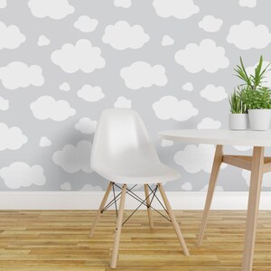 Wolkenbehang - Wolken op grijs van Heleenvanbuul - Grijze, op maat bedrukte, verwijderbare, zelfklevende behangrol voor de kinderkamer van Spoonflower