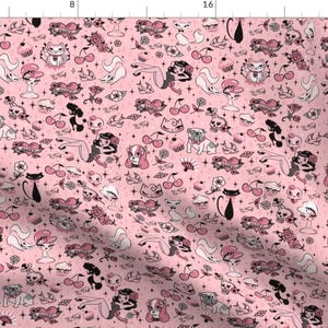 Puede incluir: Una tela rosa con un patrón repetitivo de ilustraciones en blanco y negro. Las ilustraciones incluyen chicas pin-up, cerezas, gatos, corazones y otras imágenes de estilo tatuaje vintage.