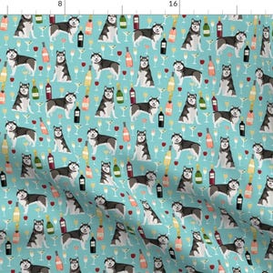 Peut inclure: Un motif sans couture représentant un Husky sibérien noir et blanc tenant un verre de vin et une bouteille de vin sur un fond bleu clair.