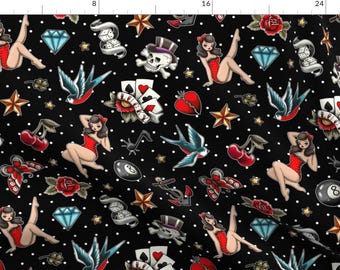 Puede incluir: Un fondo de lunares blanco y negro con un patrón repetido de diseños de flash de tatuaje tradicionales. Los diseños incluyen una chica pin-up, una golondrina, una cereza, un corazón, una estrella, dados, una carta de juego, un ancla, una mariposa y una calavera.