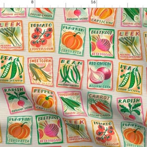 Puede incluir: Un patrón colorido de estilo vintage con varios paquetes de semillas de verduras. Cada paquete tiene una ilustración diferente de verdura y el nombre de la verdura en un cuadro blanco. El fondo es beige claro con una textura sutil.