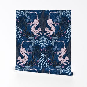 Papel pintado de leopardo - Leopardo tropical melancólico de Vivdesign - Rollo de papel pintado autoadhesivo extraíble maximalista azul y rosa gigante de Spoonflower