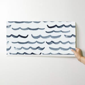 Papel pintado náutico - Olas del océano de Anniemontgomerydesign - Papel pintado autoadhesivo removible con diseño de agua azul y blanca de Spoonflower. imagen 9
