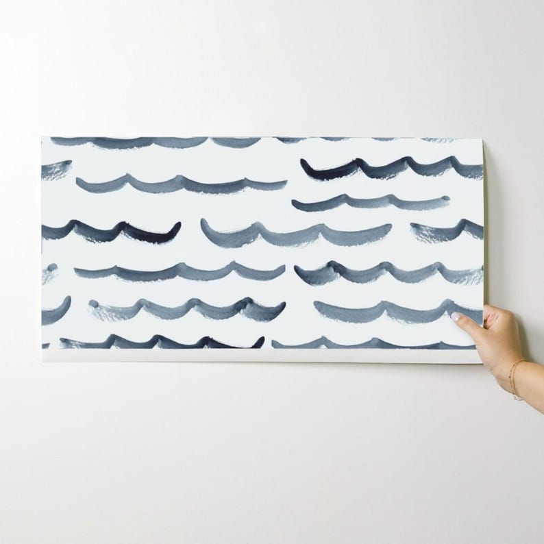 Papel pintado náutico - Olas del océano de Anniemontgomerydesign - Papel pintado autoadhesivo removible con diseño de agua azul y blanca de Spoonflower. imagen 9