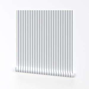 Carta da parati a strisce sottili - Navy Pinstripe su bianco di Glimmericks - Rotolo di carta da parati autoadesiva rimovibile tradizionale nautica di Spoonflower