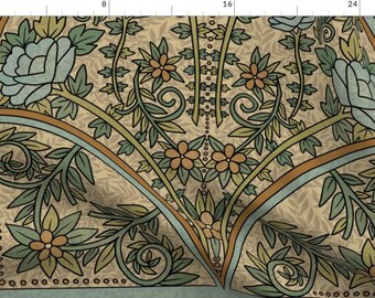 Könnte beinhalten: Dekorativer Stoff mit floralem Jugendstil-Design. Das Muster zeigt große, hellblaue Rosen, orange und grüne Blüten und stilisierte Blätter auf beigem Hintergrund. Das Design wird von einem hellblauen und braunen Rand umrahmt.