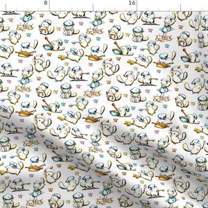 Peut inclure: Un fond blanc avec un motif répétitif de chats blancs de dessin animé portant des toques de chef. Les chats sont dans diverses poses, y compris tenant une cuillère, un rouleau à pâtisserie et un bol. Certains chats sont debout, tandis que d'autres sont assis. Les chats sont entourés d'empreintes de pattes et d'autres objets liés à la cuisine.