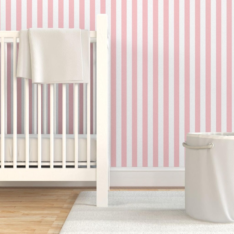Gestreifte Tapete - Hellrosa Streifen By Thepinkhome - Rosa Individuell bedruckte, entfernbare, selbstklebende Tapetenrolle von Spoonflower Bild 6