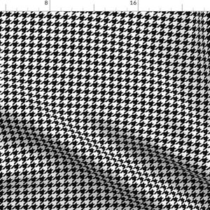 Puede incluir: Tela de pata de gallo en blanco y negro. La tela tiene una textura diagonal sutil.