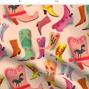 Puede incluir: Un patrón sin costuras que presenta una variedad de botas de vaquero coloridas con diferentes diseños y adornos sobre un fondo melocotón.