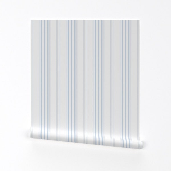 Papier peint à rayures bleues - Lars Stripe In Pale Blueberry par Lilyoake - Rouleau de papier peint auto-adhésif amovible imprimé personnalisé par Spoonflower
