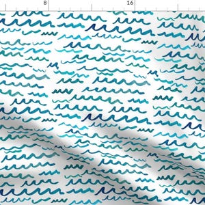 Kleiner Strandwellenstoff - Strandwellen von Hipkiddesigns - Aquarellwellen Blautöne Ozean Baumwollstoff Bulk Stock mit Spoonflower