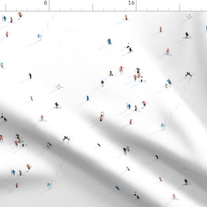 Könnte beinhalten: Ein weißer Hintergrund mit einem sich wiederholenden Muster aus Skifahrern und Snowboardern in verschiedenen Farben und Posen. Die Skifahrer und Snowboarder sind alle klein und scheinen in der Ferne zu sein.