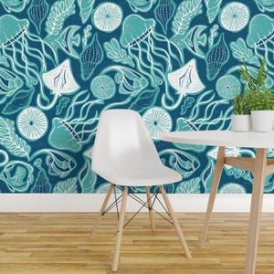 Nautisch behang - Zeeleven Marineblauw Aqua van Heatherdutton - Blauw, op maat bedrukt, verwijderbaar, zelfklevend behang op rol van Spoonflower
