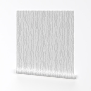 Chevron-Tapete - Fischgrätenmuster in Hellgrau von Friztin - Individuell bedruckte, entfernbare, selbstklebende Tapetenrolle von Spoonflower