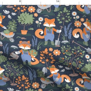 Peut inclure: Un motif sans couture représentant des renards orange portant des salopettes bleues et jardinant dans un jardin bleu. Le motif comprend des fleurs, des plantes et des outils de jardinage.