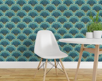 Art-déco-Tapete mit Muschelmuster – Art-déco-Muschelmuster von Kimatolmandesignstudios – Tropische, ablösbare, selbstklebende Tapetenrolle von Spoonflower