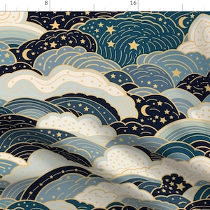 Könnte beinhalten: Ein nahtloses Muster mit einem dunkelblauen Hintergrund und stilisierten Wolken in Blautönen, Creme und Gold. Die Wolken sind mit goldenen Sternen und Halbmonden verziert. Das Muster ist perfekt für Stoff, Tapete oder Geschenkpapier.