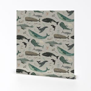 Salbei grüner Wal Ablösbare Tapete zum Abziehen und Aufkleben - Wasserfarbe Küstenlandschaft - Kunst Wanddeko - Walgesang Grau by katherine_quinn