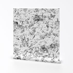 以下が含まれることがあります： 城、ユニコーン、鹿、蝶、虹、星など、幻想的なおとぎ話のシーンを描いた白黒のイラスト。壁紙、布、包装紙に最適なパターンです。