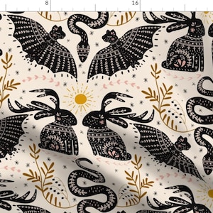 Könnte beinhalten: Ein nahtloses Muster mit schwarzen Silhouetten von Fledermäusen, Hirschen, Schlangen und floralen Elementen auf cremefarbenem Hintergrund. Das Muster ist mit komplizierten Details und einem verspielten Folk-Art-Stil gefüllt.
