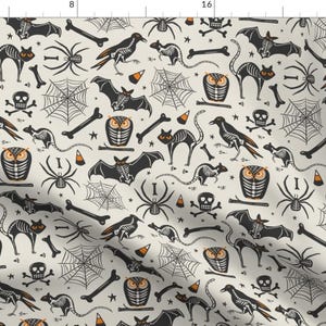 Op de afbeelding: Een naadloos patroon met verschillende Halloween-illustraties in zwart en wit op een licht beige achtergrond. Het patroon bevat vleermuizen, uilen, spinnen, schedels, botten en maïs snoep.