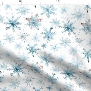Peut inclure: Un motif sans couture composé de flocons de neige bleus en aquarelle sur un fond blanc. Les flocons de neige sont de différentes tailles et ont un aspect délicat peint à la main.